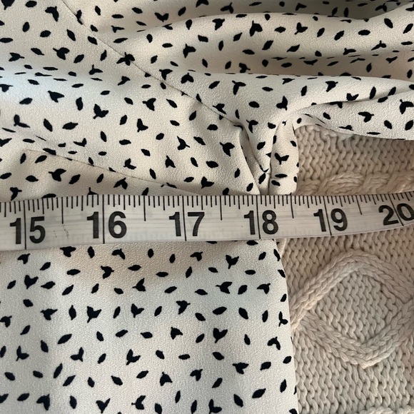 Banana Republic Rich White Small Black Patterned Blouse Women’s Size Medium - Picture 14 of 15